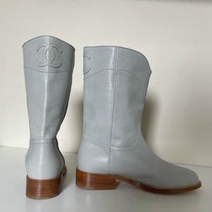 🤩🤩🤩 CHANEL {Authentic} light grey leather boots. NWT FREE SHIPPING